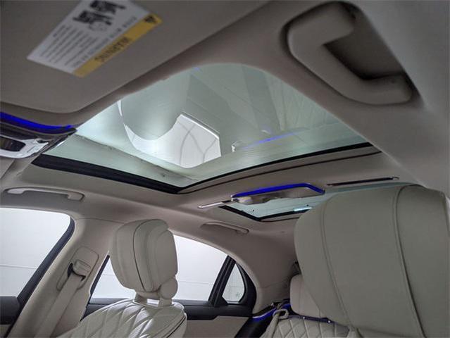 Photo of 2022 MANUFAKTUR Diamond White Mercedes-Benz S-Class