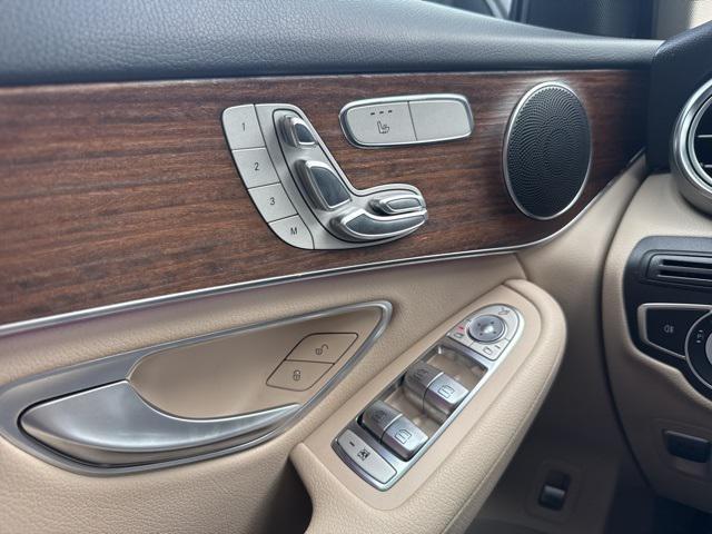 Photo of 2022 Black Mercedes-Benz GLC 300