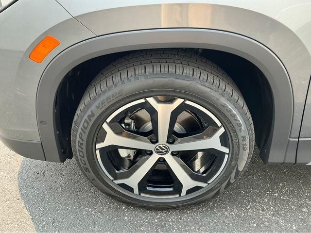 Photo of 2025 Platinum Gray Volkswagen Tiguan