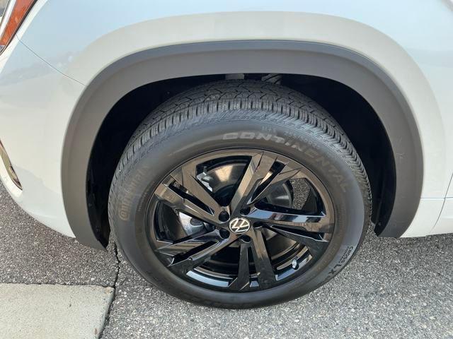 Photo of 2025 Opal White Volkswagen Atlas Cross Sport