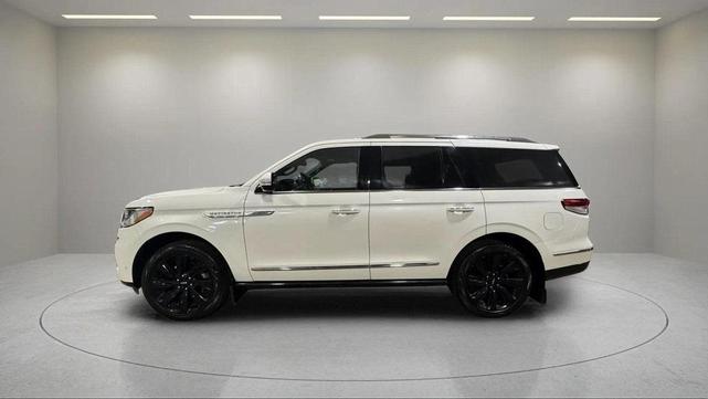 Photo of 2023 White Lincoln Navigator