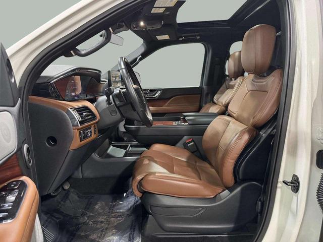 Photo of 2023 White Lincoln Navigator