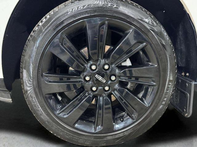 Photo of 2023 White Lincoln Navigator