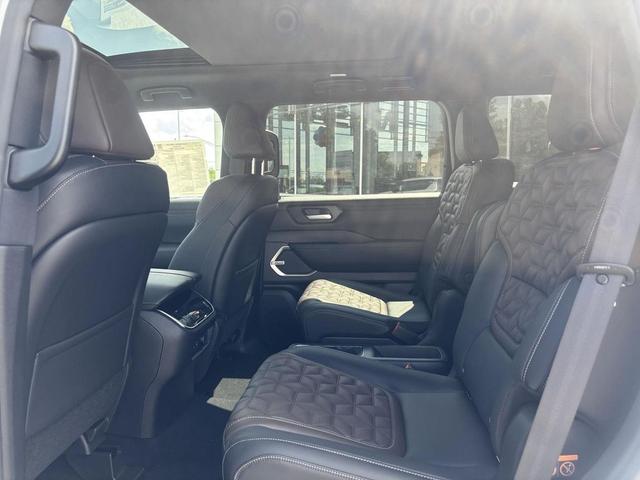 Photo of 2025 Aspen White Tricoat Nissan Armada