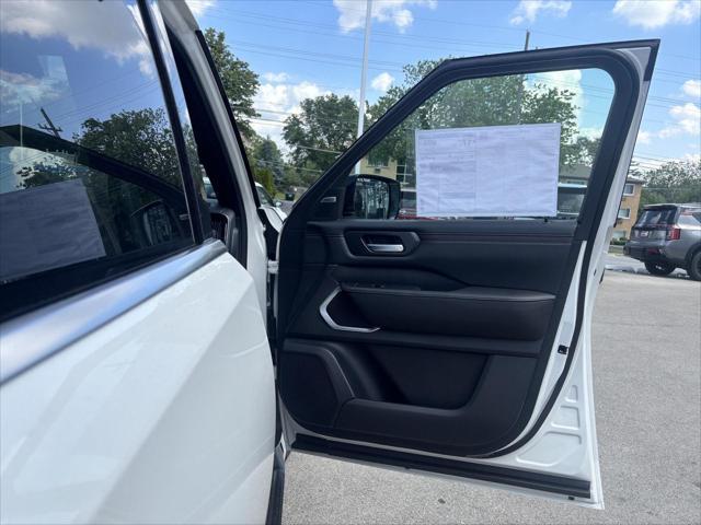 Photo of 2025 Aspen White Tricoat Nissan Armada