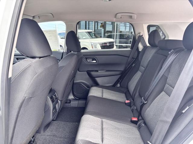 Photo of 2026 Everest White Pearl Tricoat Nissan Rogue