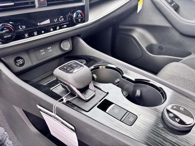 Photo of 2026 Everest White Pearl Tricoat Nissan Rogue