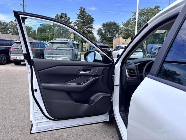 Photo of 2026 Everest White Pearl Tricoat Nissan Rogue