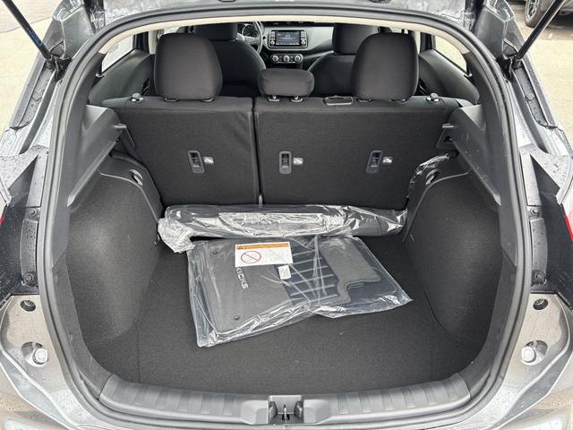 Photo of 2025 Gun Metallic Nissan Kicks