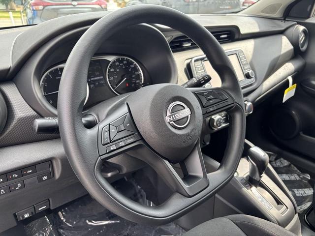 Photo of 2025 Gun Metallic Nissan Kicks