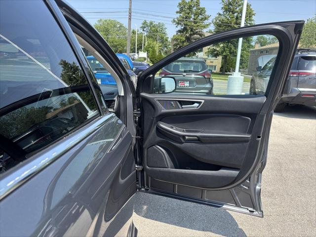 Photo of 2024 Carbonized Gray Metallic Ford Edge