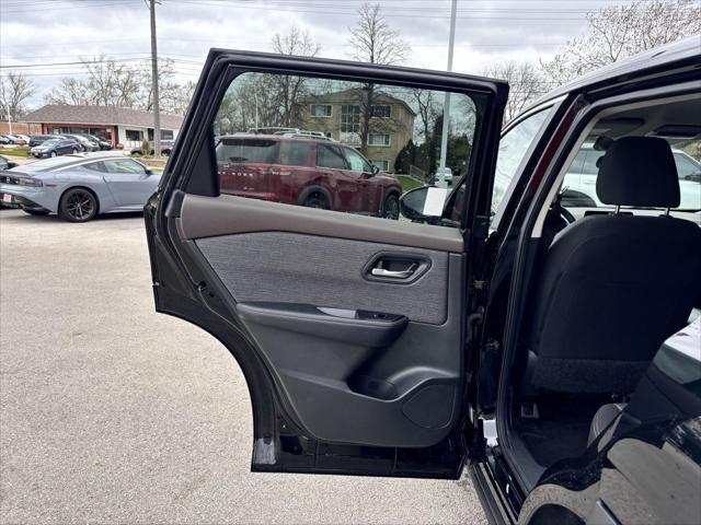 Photo of 2023 Super Black Nissan Rogue