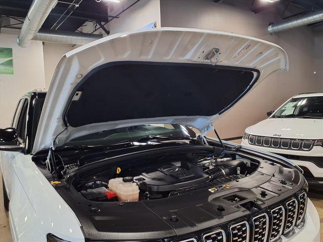 Photo of 2022 Bright White Clearcoat Jeep Grand Cherokee