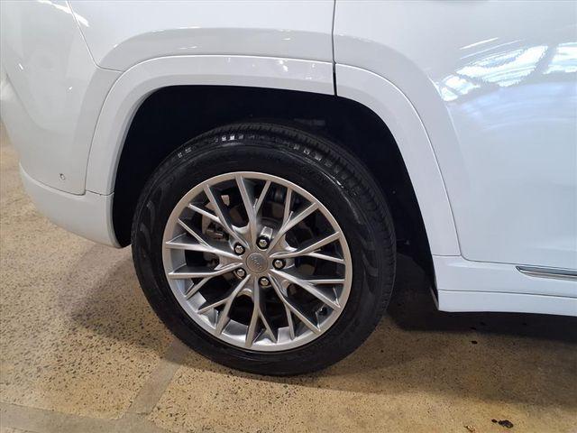 Photo of 2022 Bright White Clearcoat Jeep Grand Cherokee