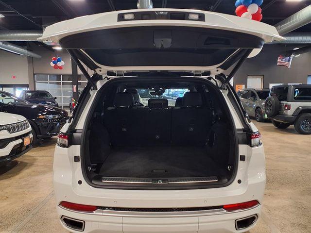 Photo of 2022 Bright White Clearcoat Jeep Grand Cherokee