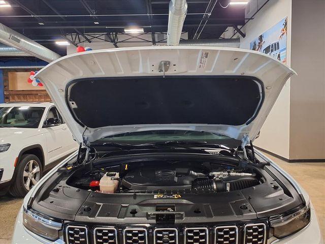 Photo of 2022 Bright White Clearcoat Jeep Grand Cherokee