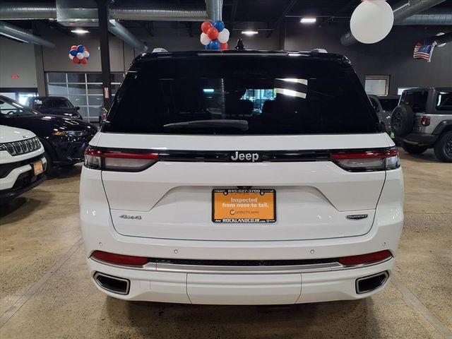 Photo of 2022 Bright White Clearcoat Jeep Grand Cherokee