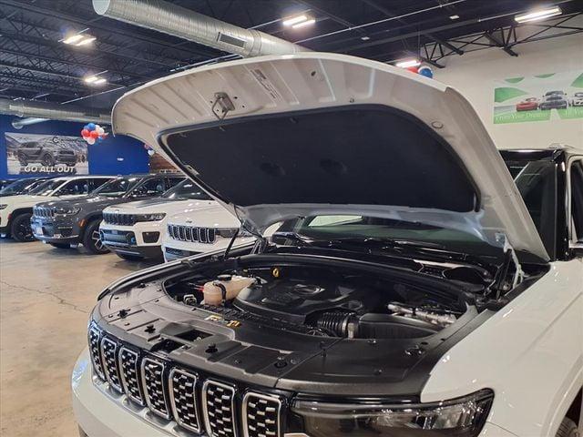 Photo of 2022 Bright White Clearcoat Jeep Grand Cherokee