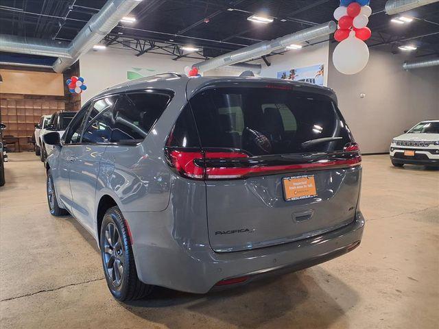 Photo of 2022 Ceramic Gray Clearcoat Chrysler Pacifica