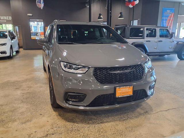 Photo of 2022 Ceramic Gray Clearcoat Chrysler Pacifica