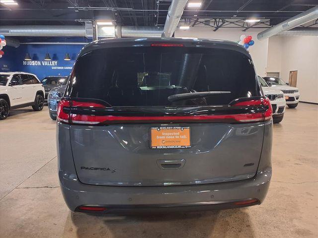 Photo of 2022 Ceramic Gray Clearcoat Chrysler Pacifica