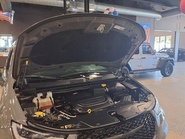 Photo of 2022 Ceramic Gray Clearcoat Chrysler Pacifica