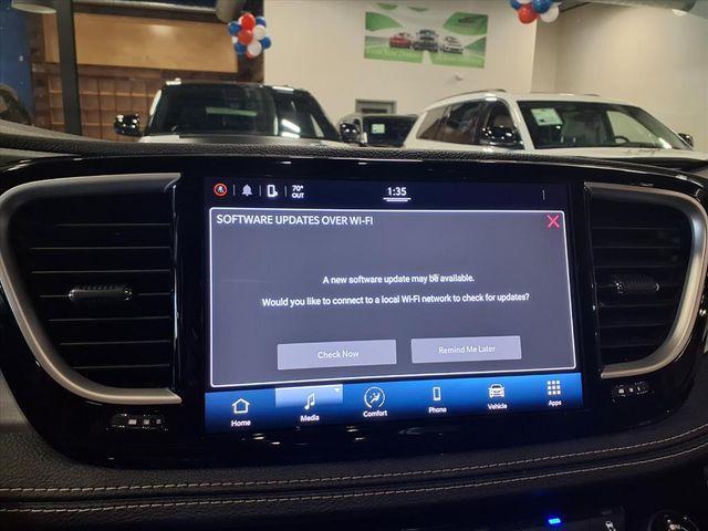 Photo of 2022 Ceramic Gray Clearcoat Chrysler Pacifica