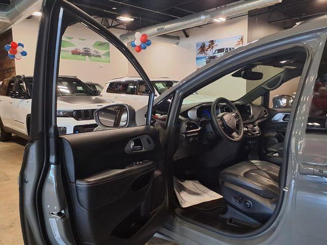 Photo of 2022 Ceramic Gray Clearcoat Chrysler Pacifica