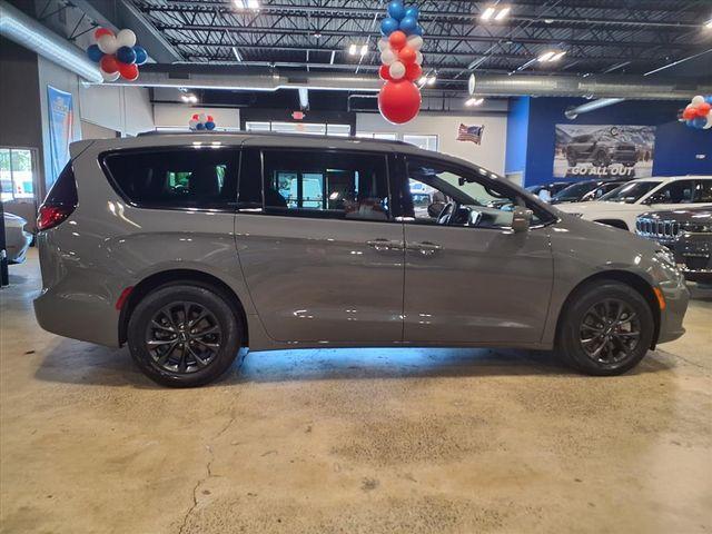 Photo of 2022 Ceramic Gray Clearcoat Chrysler Pacifica