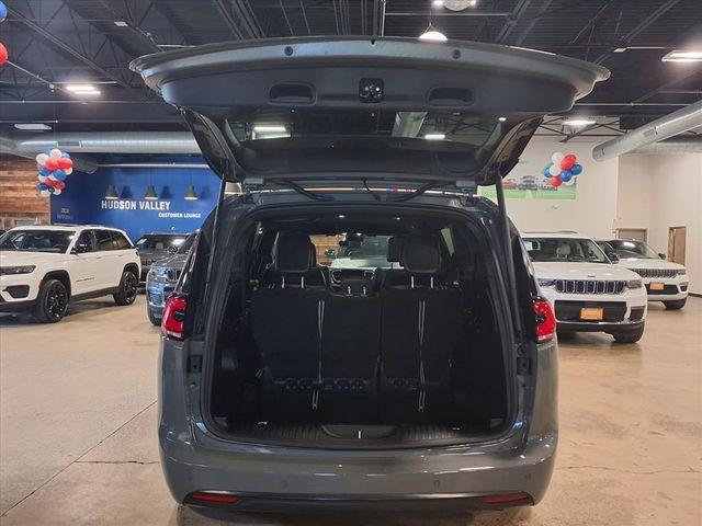 Photo of 2022 Ceramic Gray Clearcoat Chrysler Pacifica