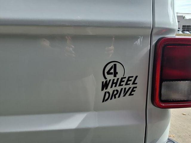 Photo of 2022 Bright White Clearcoat Jeep Gladiator