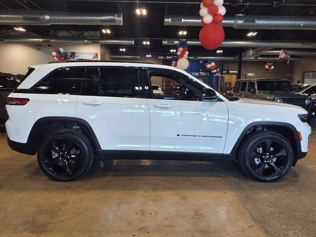Photo of 2023 Bright White Clearcoat Jeep Grand Cherokee