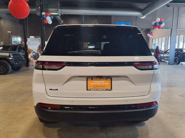 Photo of 2023 Bright White Clearcoat Jeep Grand Cherokee