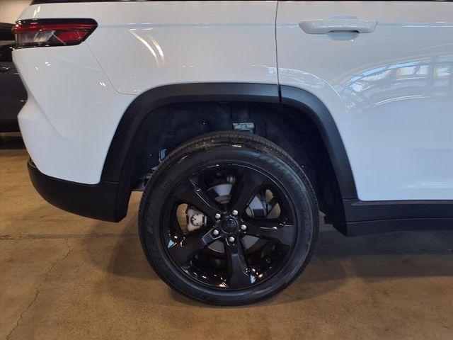 Photo of 2023 Bright White Clearcoat Jeep Grand Cherokee