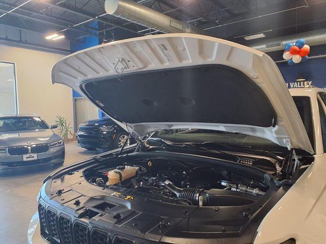 Photo of 2023 Bright White Clearcoat Jeep Grand Cherokee