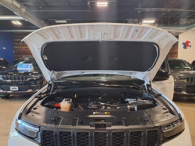 Photo of 2023 Bright White Clearcoat Jeep Grand Cherokee