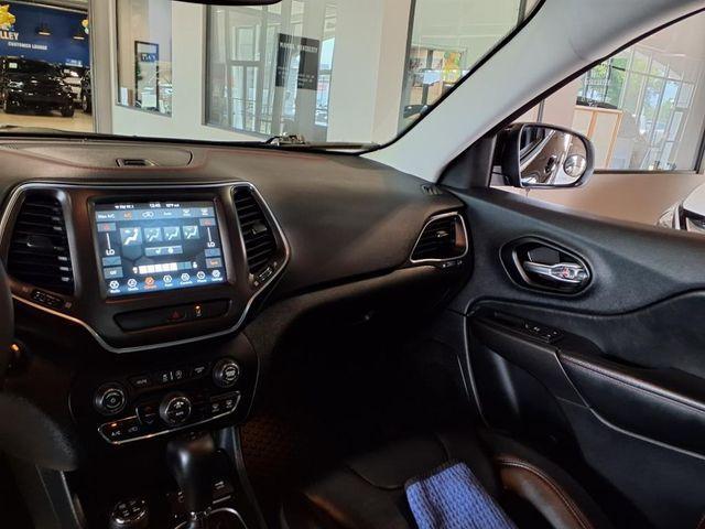 Photo of 2022 Diamond Black Jeep Cherokee
