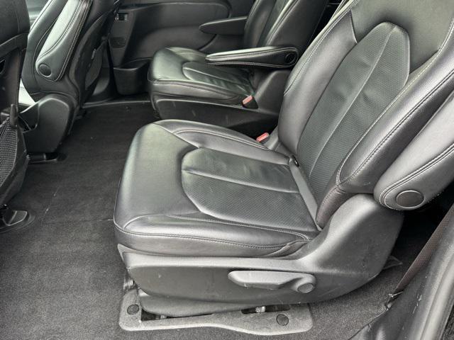 Photo of 2022 Brilliant Black Crystal Pearlcoat Chrysler Pacifica Hybrid