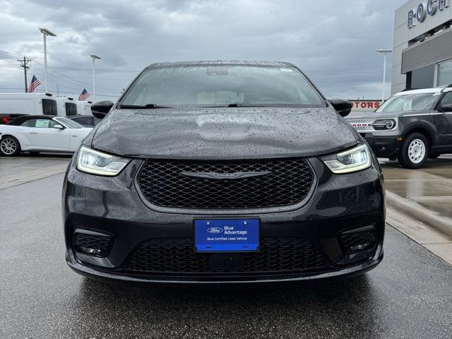 Photo of 2022 Brilliant Black Crystal Pearlcoat Chrysler Pacifica Hybrid
