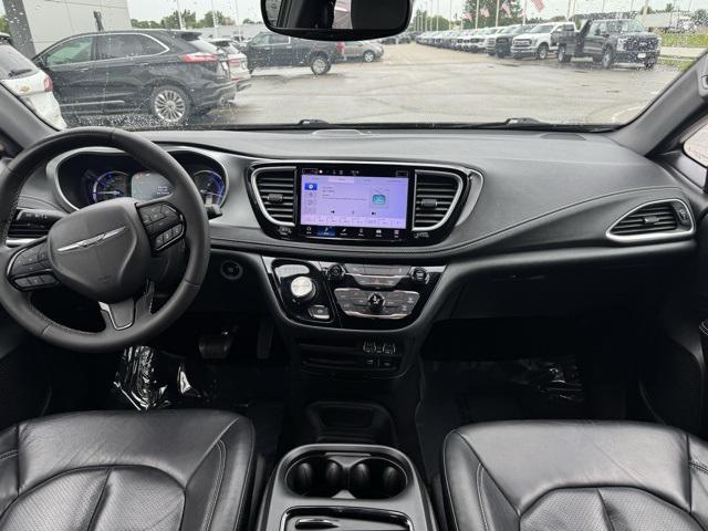 Photo of 2022 Brilliant Black Crystal Pearlcoat Chrysler Pacifica Hybrid