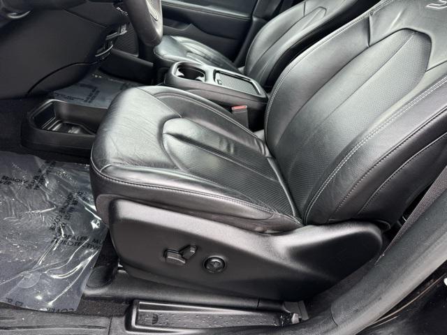 Photo of 2022 Brilliant Black Crystal Pearlcoat Chrysler Pacifica Hybrid
