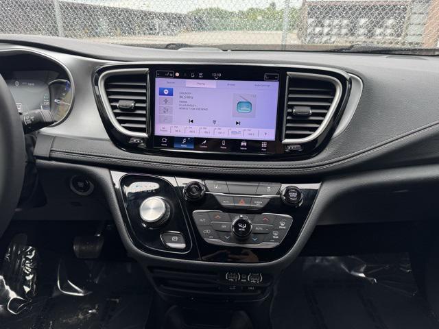 Photo of 2022 Brilliant Black Crystal Pearlcoat Chrysler Pacifica Hybrid