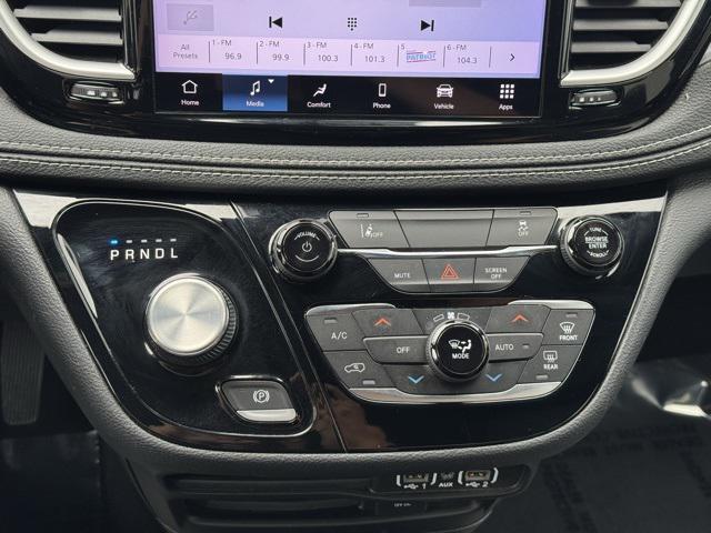 Photo of 2022 Brilliant Black Crystal Pearlcoat Chrysler Pacifica Hybrid