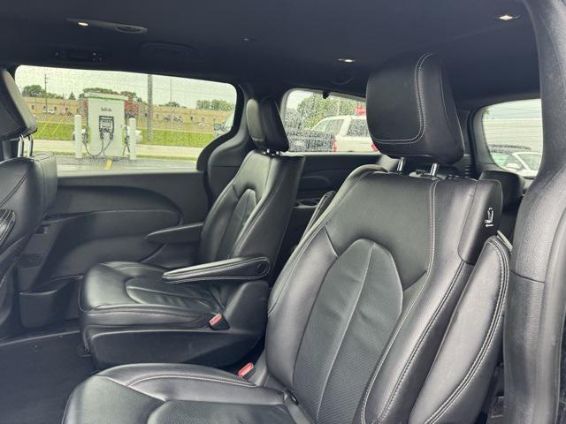 Photo of 2022 Brilliant Black Crystal Pearlcoat Chrysler Pacifica Hybrid