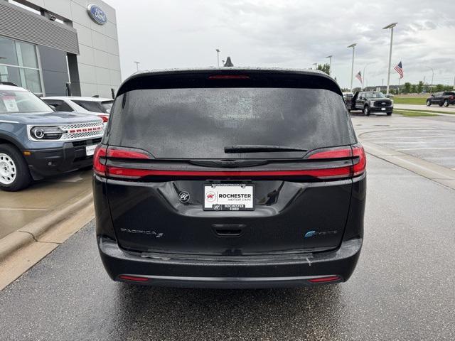 Photo of 2022 Brilliant Black Crystal Pearlcoat Chrysler Pacifica Hybrid