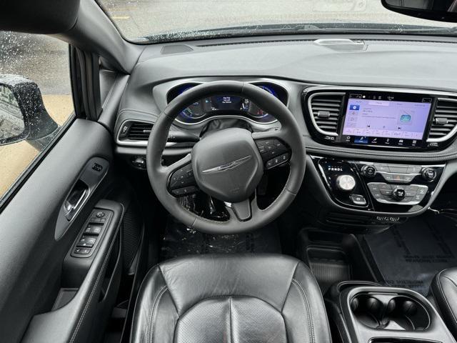Photo of 2022 Brilliant Black Crystal Pearlcoat Chrysler Pacifica Hybrid