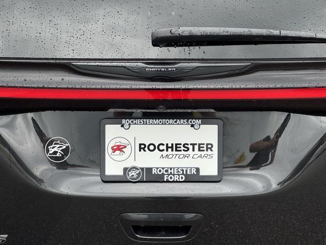 Photo of 2022 Brilliant Black Crystal Pearlcoat Chrysler Pacifica Hybrid