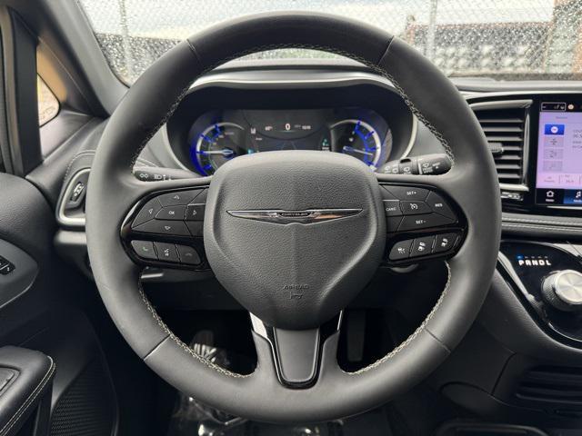 Photo of 2022 Brilliant Black Crystal Pearlcoat Chrysler Pacifica Hybrid