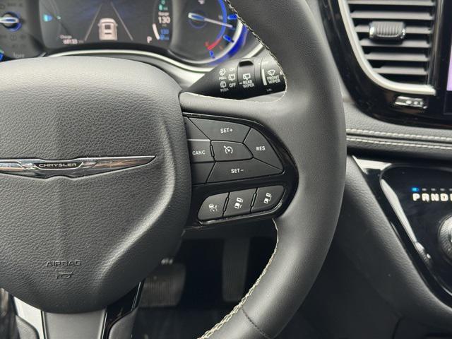 Photo of 2022 Brilliant Black Crystal Pearlcoat Chrysler Pacifica Hybrid