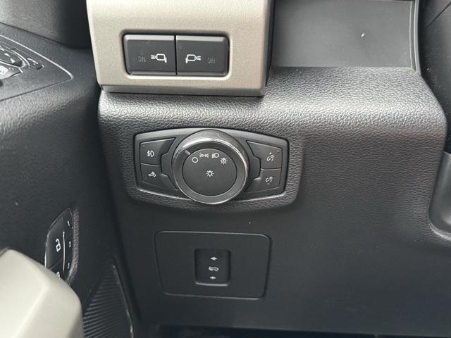 Photo of 2016 Oxford White Ford F-150